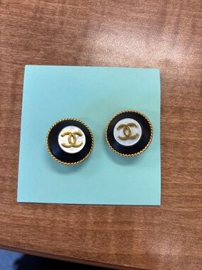 CHANEL CC Button Earrings-Vintage wood and mother of pearl. Gold plated stamped